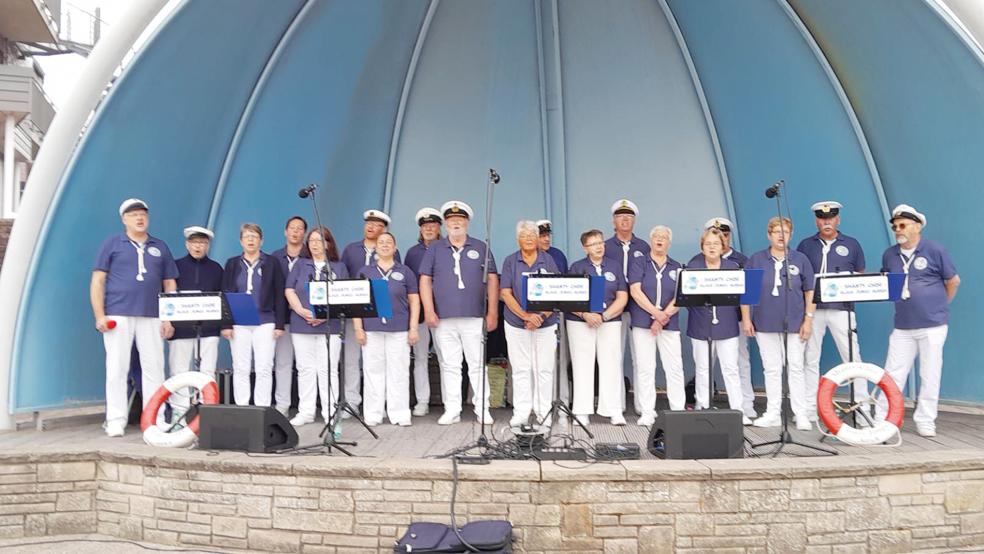 Der Shanty-Chor »Blaue Jungs und Mädels« gibt sich ein Stelldichein auf dem Bunder Weihnachtsmarkt.  © Foto: privat