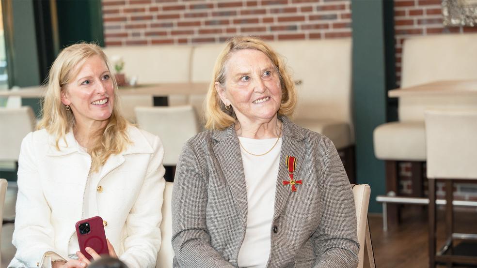 Anna Uphoff (rechts) bekam im Beisein ihrer Tochter Anja Patermann für ihr Engagement in der Evangelisch-lutherischen Kirchengemeinde Walle das Bundesverdienstkreuz überreicht.  © Foto: Landkreis Aurich
