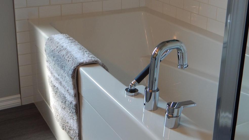 Um sich aufzuwärmen, nahm der 56-Jährige ein heißes Bad, während die Hausbewohner schliefen. © Symbolfoto: pixabay