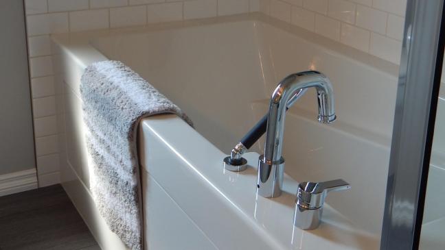 Einbrecher nimmt ein heißes Bad