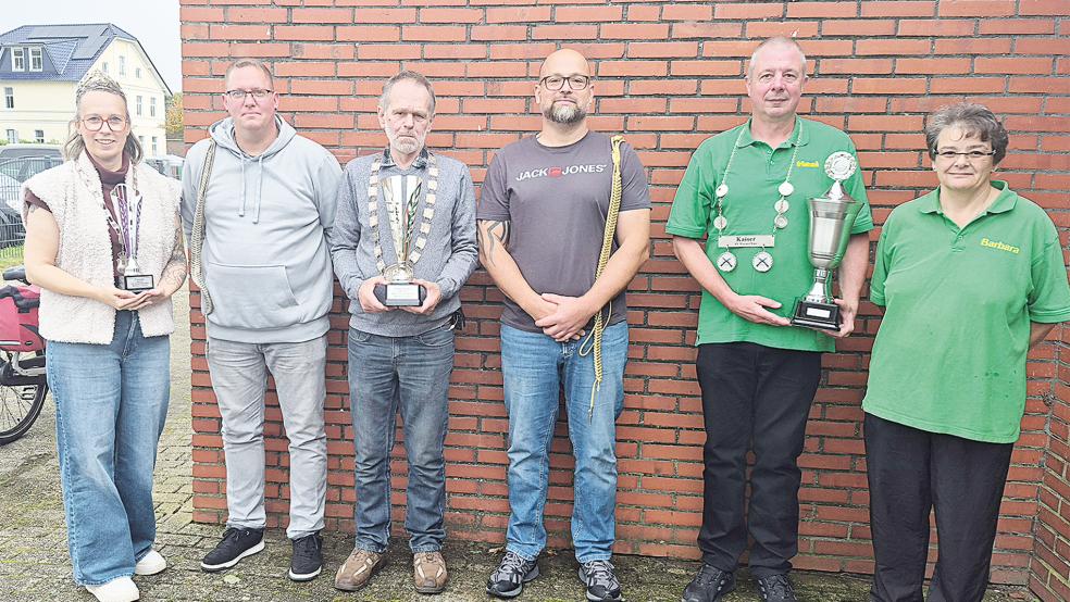 Das neue Königshaus des Schützenvereins Weener. Im BIld von links Prinzessin Inga Tunnat- Schikowsky, 2. Adjutant Patrick Blau, König Günter Meyer, 1. Adjutant Stefan Schikowsky, Kaiser Detlef Haseborg und die 1. Vorsitzende Barbara Bruins-Anders.  © Foto: privat