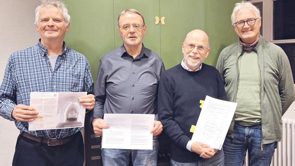 Der Vorstand des Vereins »Freundeskreis der Krypta und des Kirchhofs Westerende in Leer«: stellvertretender Vorsitzender Dr. Wolfgang Frühling (von links), Schatzmeister Bernt-Dieter Boelsen, Vorsitzender Dr. Georg Cramer und Schriftführer Dr. Paul Weßels.  © Foto: privat