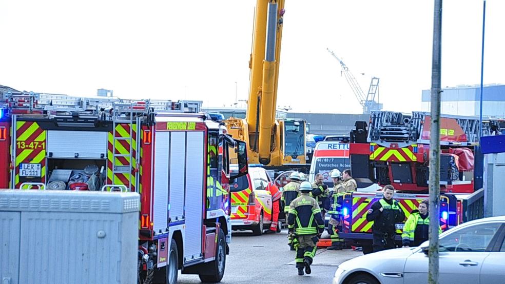 Feuerwehr und Polizei sind vor Ort im Einsatz, der Verletzte wurde in ein Krankenhaus eingeliefert. © Wolters