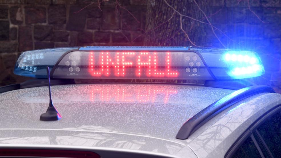 Bei einem Unfall in Steenfelde sind gestern drei Menschen verletzt worden, zwei kamen ins Krankenhaus. © dpa