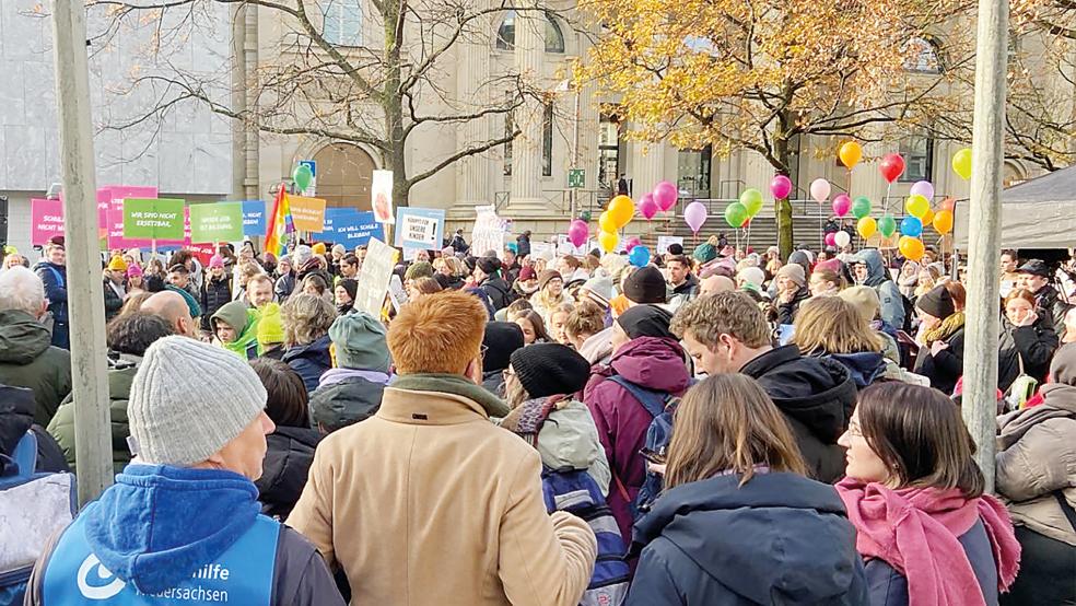Auch Teilnehmer aus Leer demonstrierten für die Zukunft der Tagesbildungsstätten.  © Foto: Lebenshilfe Leer