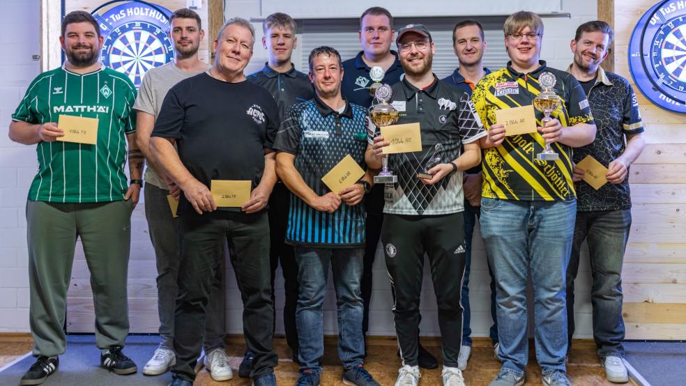 Timo Keck (von links), Markus Müller, Frank Echtermeyer, Julian Eilermann, Timo Schoormann, Jan Koopmann, Harm-Jan Boer, Thomas Lübbers, Thole Schöttler und Patrick Broeren konnten in Holthusen ihr Können am Dartsboard unter Beweis stellen. © Jungeblut