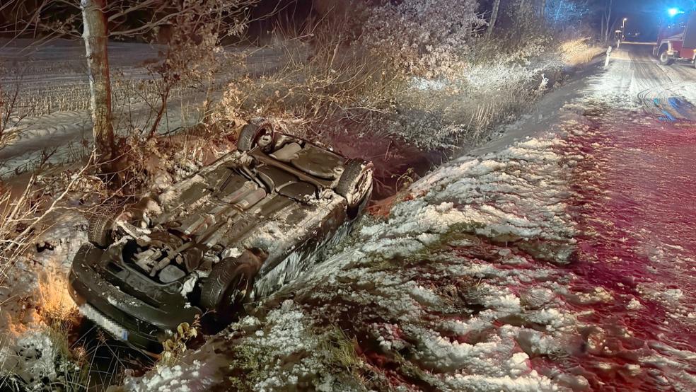 Der verunglückte Wagen lag kopfüber im Graben. © Geiken / Feuerwehr Aurich