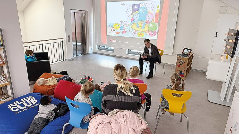 Am Vorlesetag las Bürgermeister Heiko Abbas in der Bücherei Weener vor.  © Foto: Stadt Weener