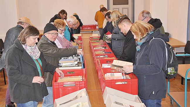 Stadtarchiv in Leer verkaufte Bücher bei Flohmarkt