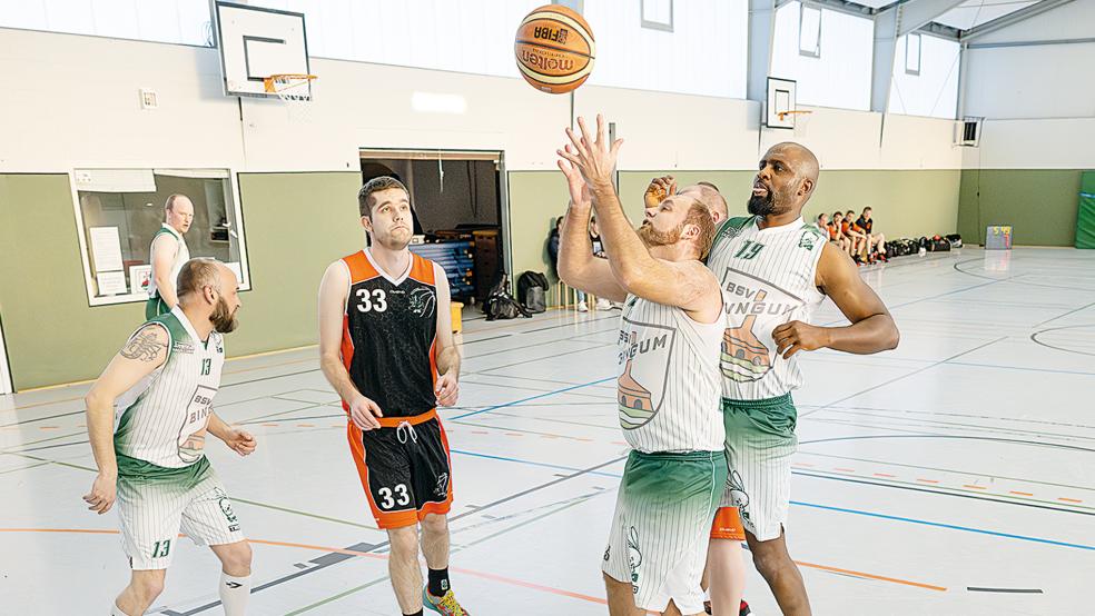 Mit Marco Janßen (vorne, hier in einem Heimspiel), George Ehiagwina sowie Jürgen Voscul (nicht im Bild) hat der BSV Bingum unter dem Korb eine enorme Präsenz.  © Foto: Bruins/Archiv