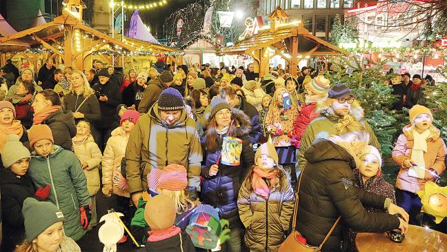 Weihnachtsmarkt mit Laternenumzug eröffnet