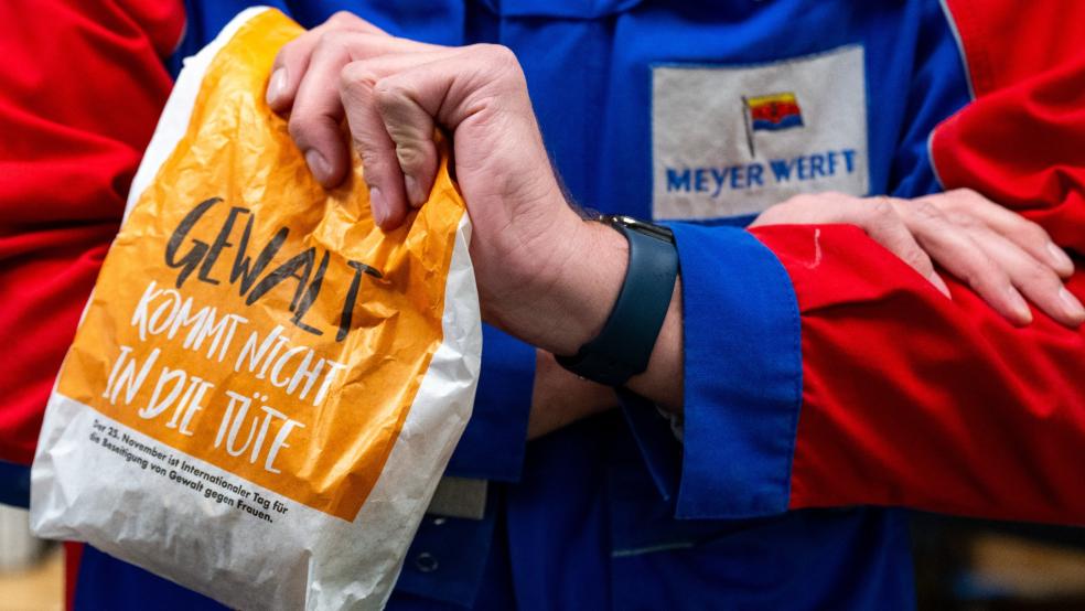 In den Kantinen der Meyer Werft wurden gestern auch Brötchentüten verteilt, die auf den Aktionstag gegen Gewalt gegen Frauen aufmerksam machten. © Meyer Werft