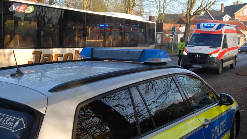 Eine Frau wurde bei einem Zusammenprall mit einem Fahrzeug in der Bahnhofstraße verletzt. © Foto: Hoegen