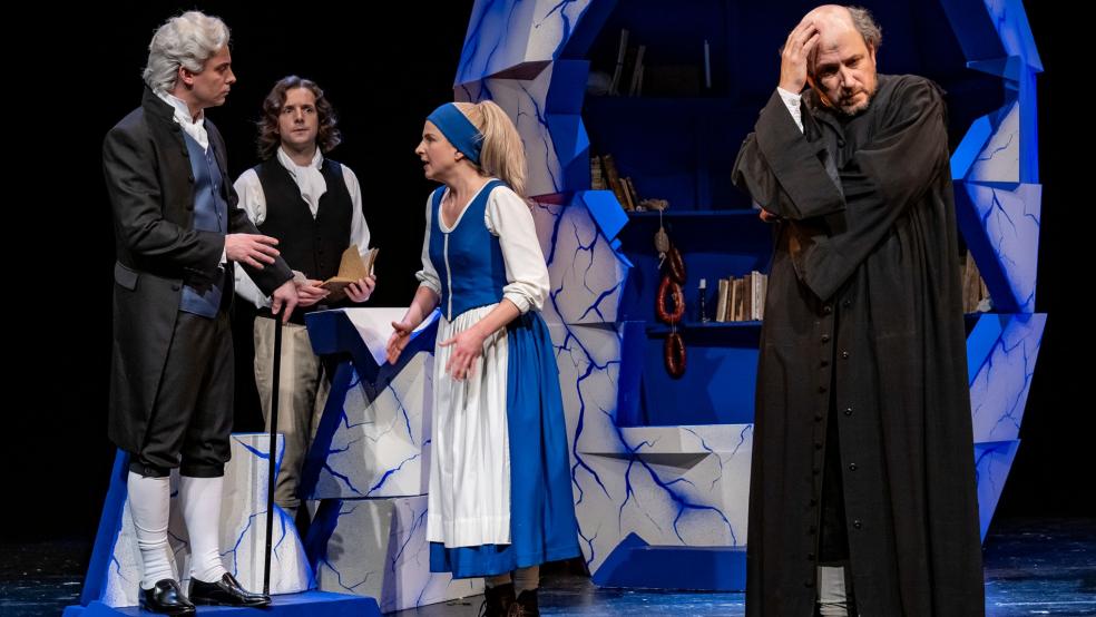 Hier soll Recht gesprochen werden, der Dorfrichter - rechts im Bild - ist aber nicht ganz Herr des Verfahrens. © Landesbühne/Beinhorn