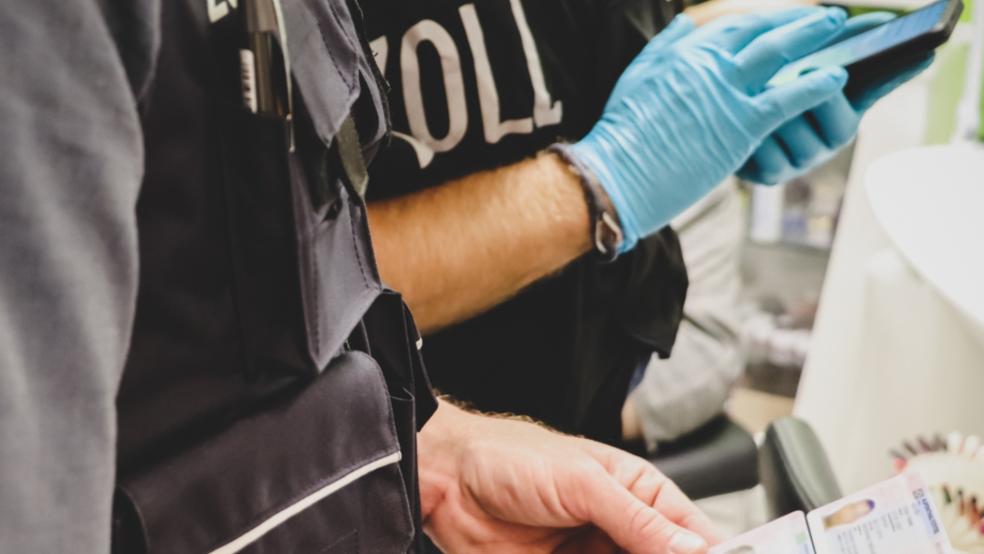 Einsatzkräfte von Zoll und Polizei waren unter anderem an einer Niedersachsen-weiten Kontrollaktion beteiligt, dabei gab es auch Einsätze im Landkreis Leer und in Papenburg. © Zoll