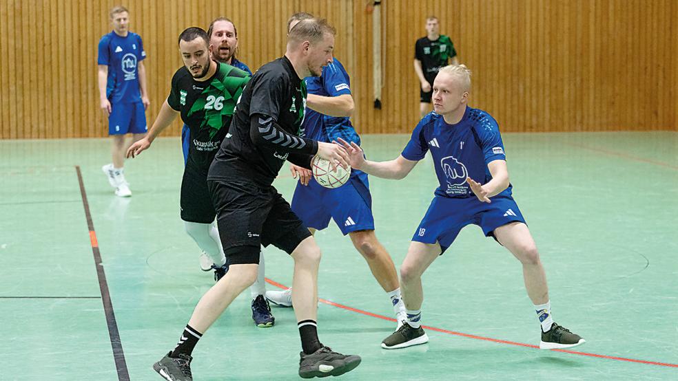 In der Abwehr müsse Holthusen um Fabian Heilmann (rechts) gegen Norderney gnadenlos agieren, heißt es im Bericht des TuS.  © Foto: Zuidema