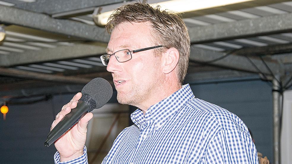 Jens Watermülder, 1. Vorsitzender des TuS, berichtet, der Verein sei um zwei Mitglieder gewachsen.  © Foto: RZ-Archiv