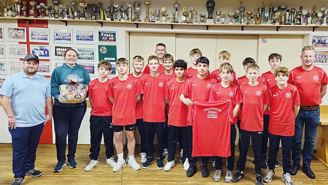 Neue T-Shirts für meisterliche C-Jugend aus Jemgum