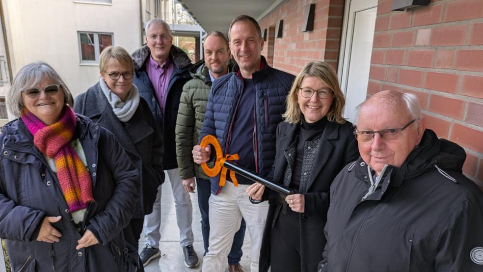 Bei der symbolischen Schlüsselübergabe (von links): Einrichtungsleiterin Katrin Gawenda, Klinikum-Pflegedirektorin Heike Kliegelhöfer, Klinikum-Technikleiter Karl-Heinz Kromminga, Architekt Karsten Woltermann, Klinikum-Geschäftsführerin Daniela Kamp und Krankenhausvereinsvorsitzender Jakobus Baumann. © Foto: Szyska