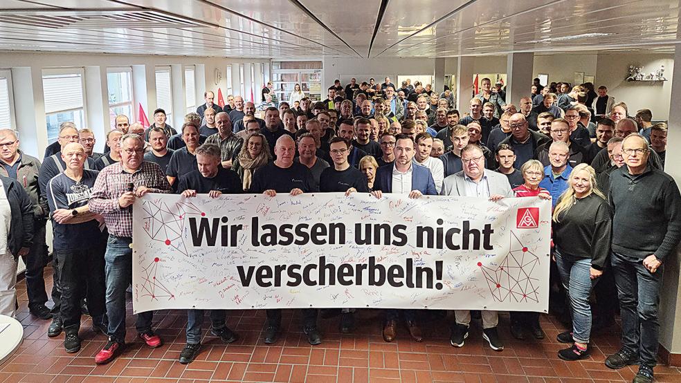 Allianz gegen Abbaupläne: Mitarbeiter von KS Gleitlager wollen Klarheit über ihre Zukunft. Den Rücken stärkten IG Metall-Chef Thomas Gelder (Bunde) und der SPD-Landtagsabgeordnete Nico Bloem (Tichelwarf) bei der Protestaktion (vorne, Dritter und Vierter von rechts).  © Foto: Kierstein