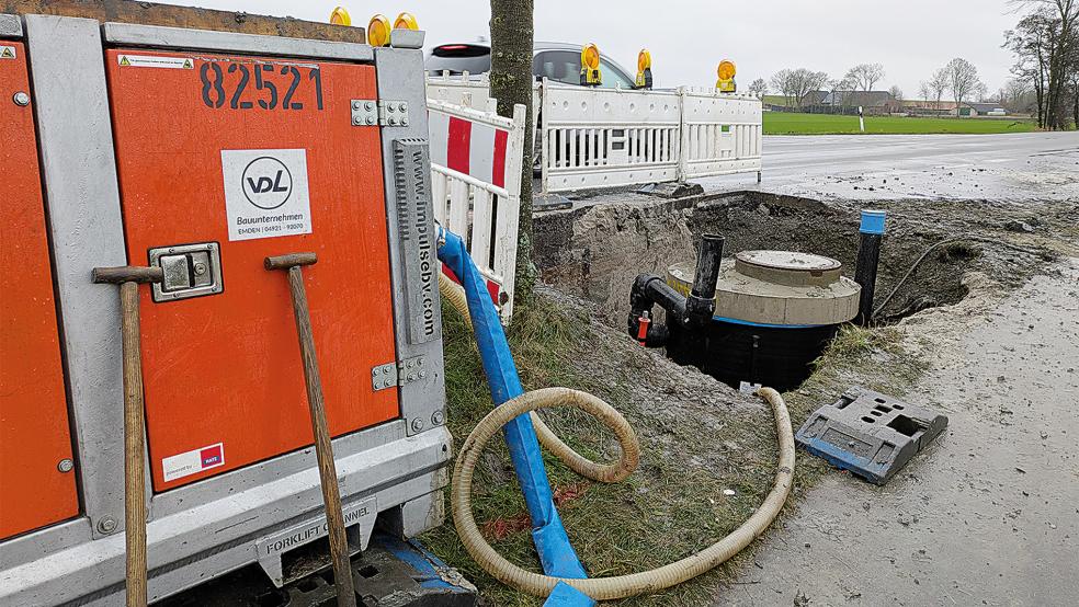 In die nach Bingum führende Druckrohrleitung werden aktuell drei Reinigungs- und Kontrollschächte eingebaut.  © Foto: Szyska