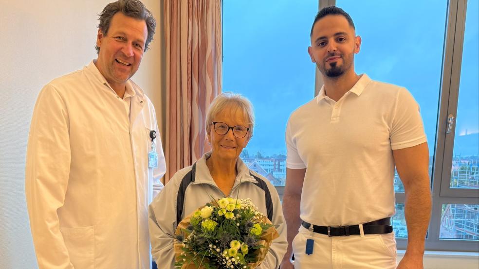 Dr. med. Philipp Werner (Chefarzt der Klinik für Orthopädie/Unfallchirurgie), Patientin Dore Büürma und Mohannad Alsulaiman (Oberarzt der Klinik für Orthopädie/Unfallchirurgie). © Klinikum