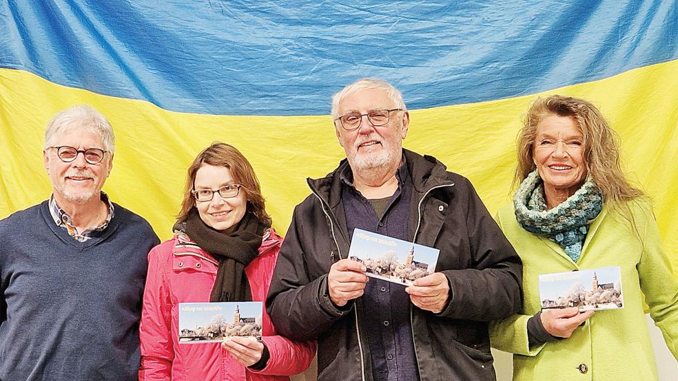Sie sind aktiv bei der Initiative »Leer hilft Mykolajiw« (von links): Martin Heimbucher, Marieke Kimmich, Bruno Schachner und Beate Stammwitz mit der Spenden-Grußkarte.  © Foto: privat