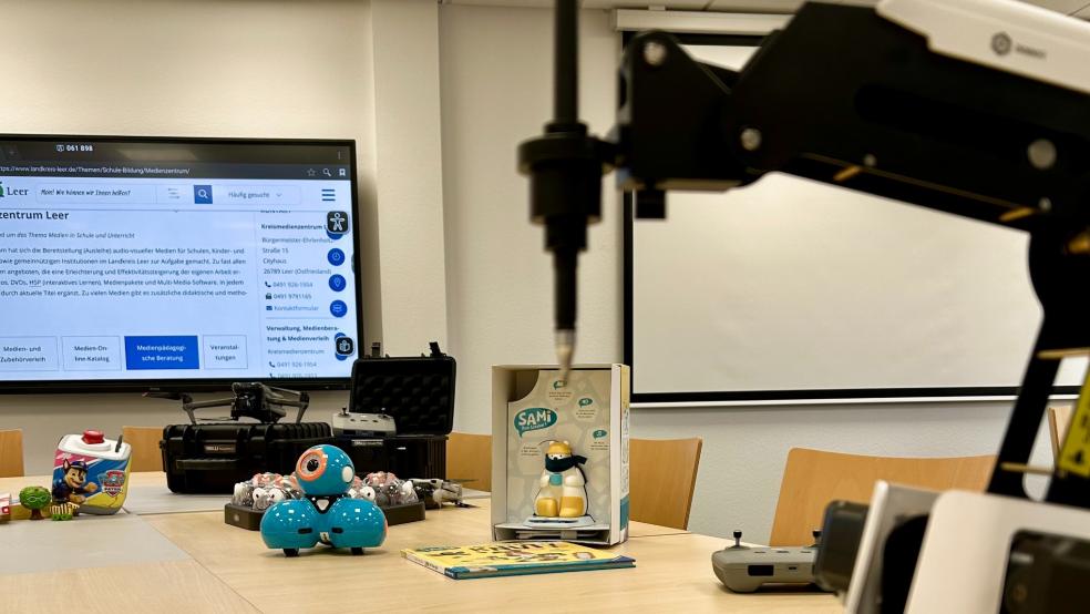 Unterrichtsmateralien, digitale Medien und eine umfangreiche technische Ausstattung hält das Kreismedienzentrum in Leer im Cityhaus bereit.  © Foto: Landkreis Leer