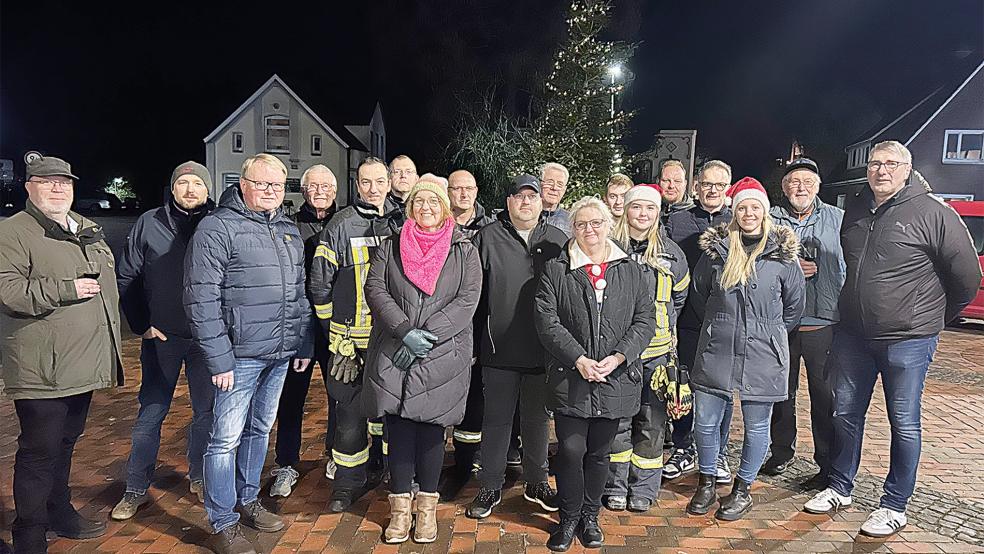 Viele Hände, schnelles Ende: Der Weihnachtsbogen auf der Blinke war am Montag in 20 Minuten gebunden.  © Foto: Himstedt