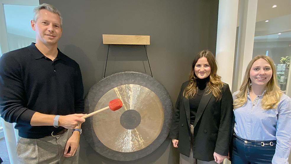 Wenn der Gong am Firmensitz ertönt, gibt es meist positive Neuigkeiten zu vermelden. In den vergangenen Jahren ertönte er wohl ziemlich oft. Von links: Enova-Chef Hauke Brümmer mit Isabelle Lulay und Louisa Uhl von der Unternehmenskommunikation.  © Fotos: Hanken