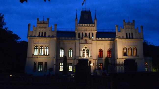 Weihnachtsschloss erstrahlt im Winterglanz
