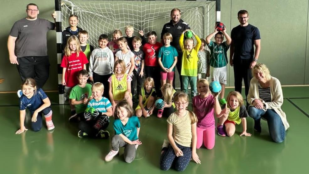 In der Grundschule Dollart in Ditzumerverlaat wurde der Handball-Aktionstag von vielen Kindern begeistert angenommen. © privat