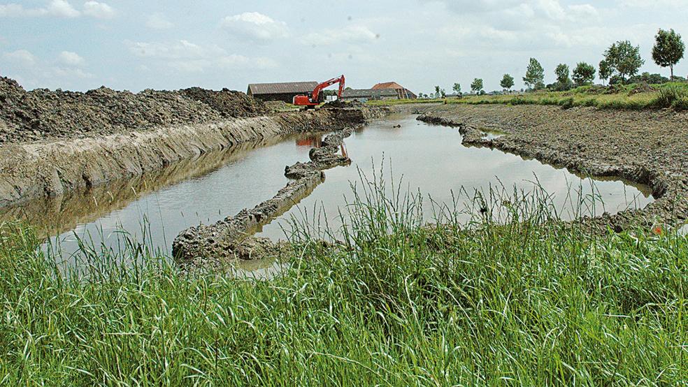 Der Landschaftssee am östlichen Ortseingang von Ditzum ist 2017/2018 im Rahmen einer Maßnahme zur Kleigewinnung entstanden. Nun soll das Gewässer mit verschiedenen Naturerlebnis- und Bildungsstationen aufgewertet werden.  © Archivfoto: Szyska