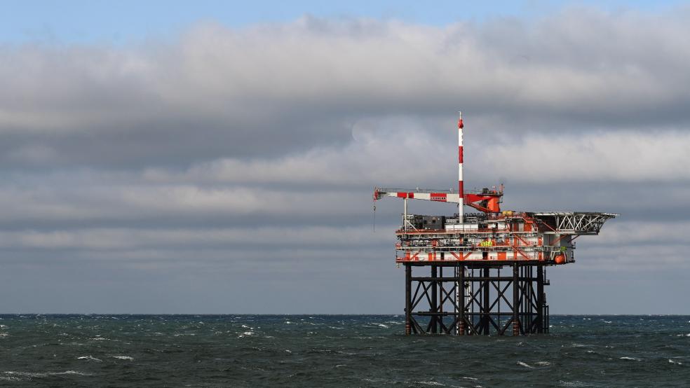 Blick auf die Bohrinsel des niederländischen Unternehmens One-Dyas in der Nordsee vor Borkum. © Foto: Penning (dpa)