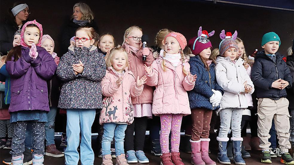 Auf der Bühne sorgte der Kindergarten-Chor aus der Birkenstraße unter der Leitung von Kai Hilbrands für weihnachtliche Stimmung. © Foto: Ammermann