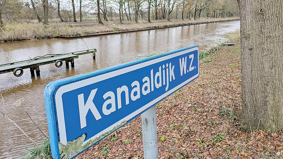 Der Damm auf der Westseite des Boelo Tijdkanaals - hier der Bereich an der Wymeersterbrug bei Dünebroek - soll auf einer Länge von 3,1 Kilometern verstärkt werden. Die Arbeiten sind für 2026 oder 2027 geplant.  © Foto: Szyska