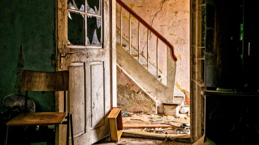 In ein verlassenes Haus, hier ein Symbolfoto, ist ein Mann in Holtland eingedrungen. Er wollte Film- und Fotoaufnahmen machen. © Pixabay