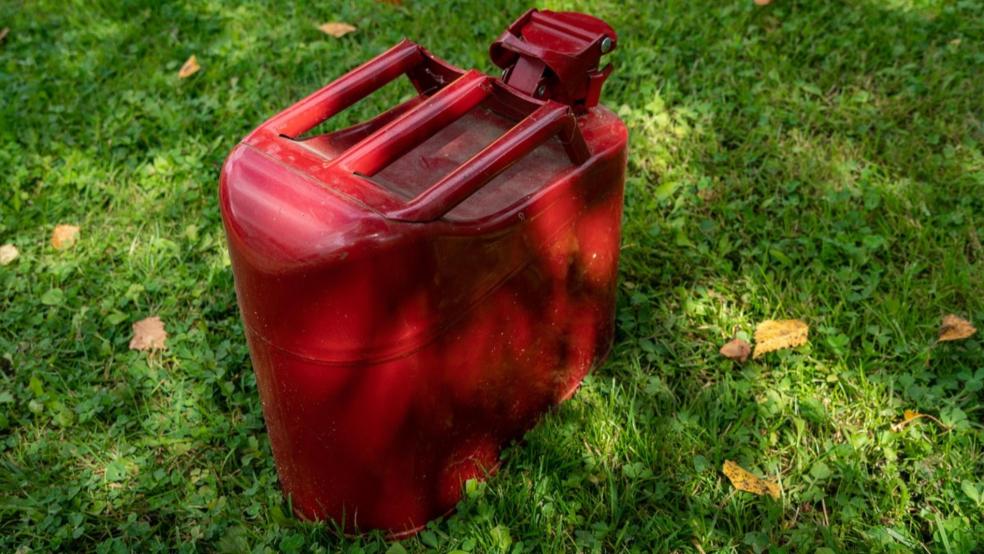 Zwei Kanister mit Öl und anderen Stoffen, hier ein Symbolfoto, sind in Esklum illegal entsorgt worden. © Pixabay