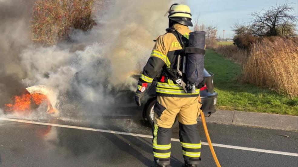 Das Auto besitzt nach dem Motorbrand nur noch Schrottwert. © Feuerwehr
