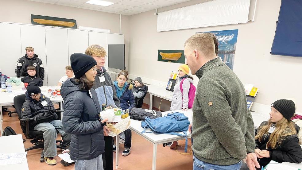 Die Austauschschüler bedankten sich mit einem Präsent für die vielen Informationen, die sie bei der Werftführung bekommen hatten.  © Foto: privat