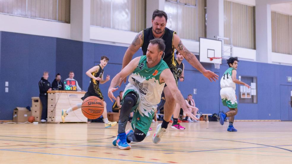 Der TuS Weener um Jochen Poelmann (schwarzes Trikot, oben) zeigte eine ansprechende Leistung. © Jungeblut