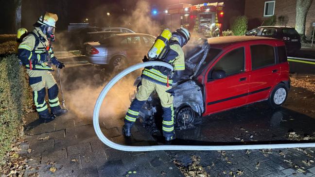 Zwei Autos brennen in der Nacht in Leer