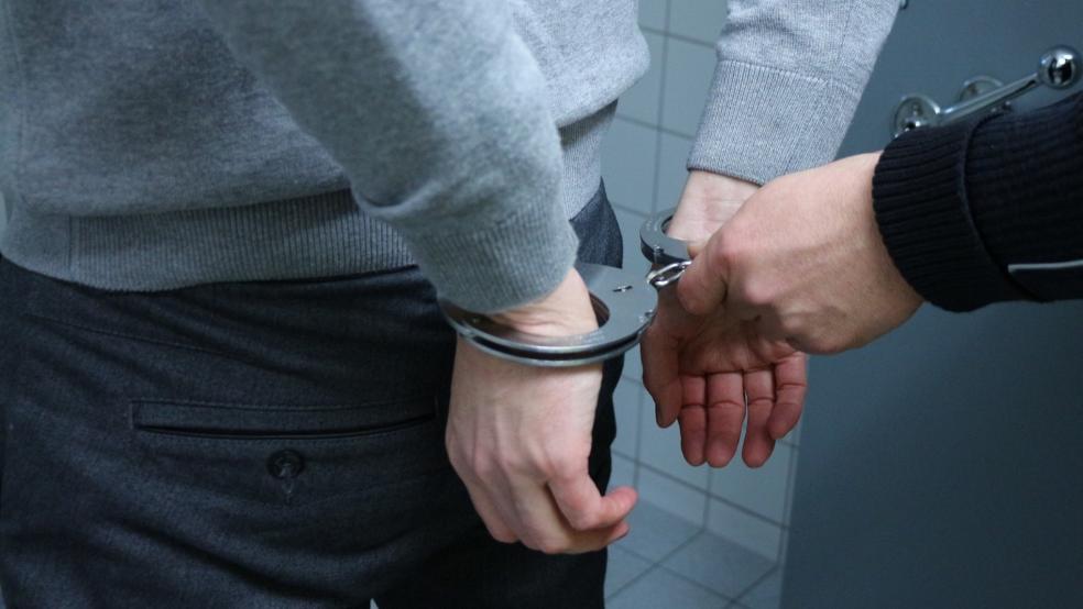 Einen 49-Jährigen, der einen Diebstahl begangen und Kunden und Personal einer Bäckerei massiv beleidigt hatte, wurde von der Polizei am Montag in Gewahrsam genommen. © Pixabay