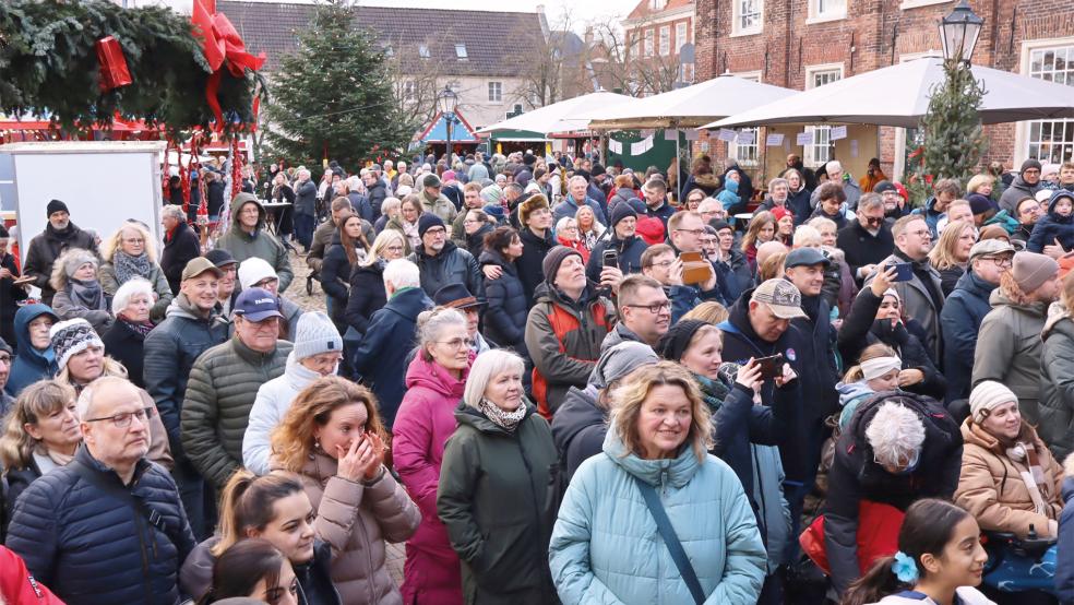Viele Besucher kamen zur Eröffnung des »Wiehnachtsmarkt achter d’Waag« am Museumshafen in Leer.  © Foto: Ammermann