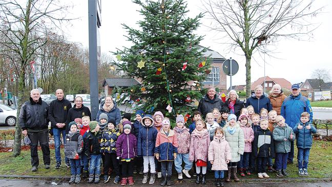 Erstklässler schmücken Weihnachtsbaum in Möhlenwarf