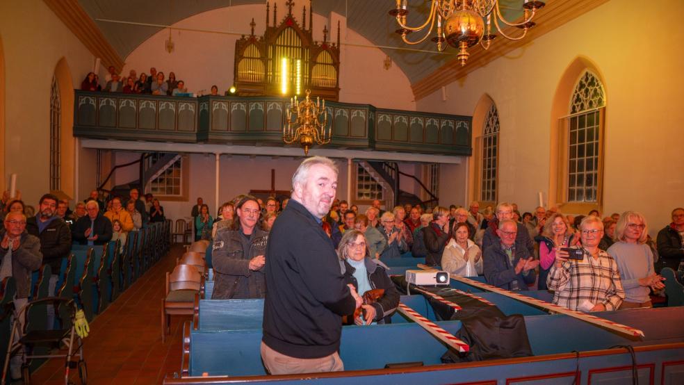 300 Besucher kamen zur Licht- und Tonshow von Ralf Tjabben in der Wymeerster Kirche.  © Foto: Bruins