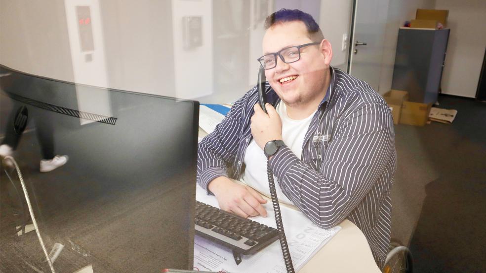 Holger Jürgens ist heute fester Mitarbeiter am Empfang des Landkreises Aurich.  © Foto: Agentur für Arbeit Emden-Leer 