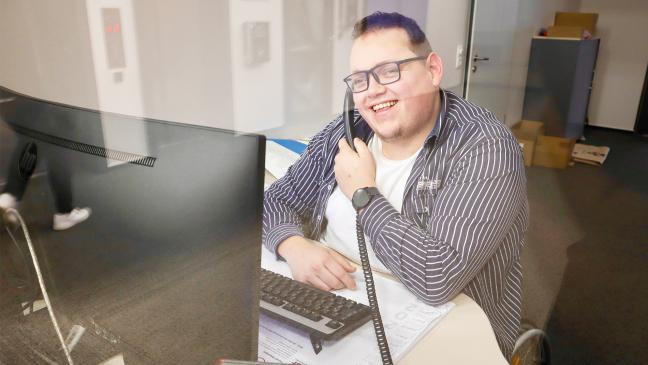 Sein Rollstuhl bremst ihn nicht aus