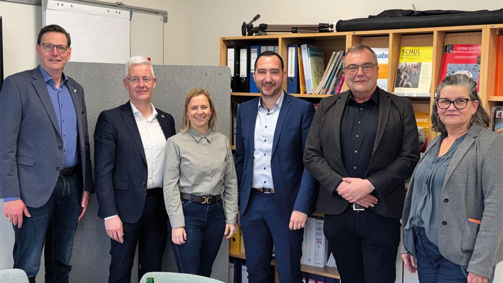 Nach dem Gespräch (von links nach rechts): Erwin Koops, Geschäftsführer der Lebenshilfe, Landrat Matthias Groote, die bildungspolitische Sprecherin der SPD-Landtagsfraktion, Kirsikka Lansmann, und der SPD-Landtagsabgeordnete Nico Bloem, Heiko Höfelmann, Bereichsleiter des Kinder- und Jugendbereiches der Lebenshilfe, sowie Meike Arends, Leiterin der Tagesbildungsstätte in Leer.  © Foto: Schröder