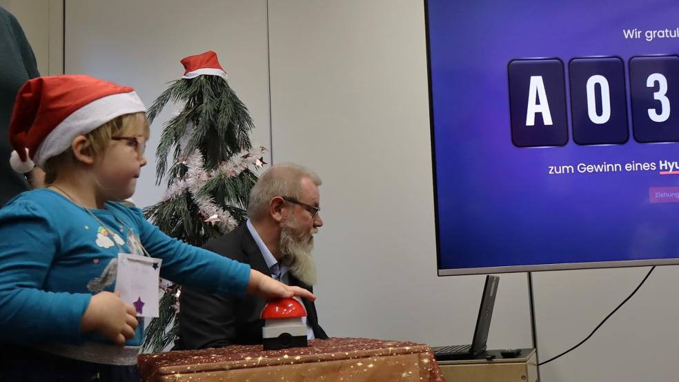 Losfee Fenna zog bei der Weihnachtsverlosung einige Hauptpreise der Serie A bis D.  © Foto: Ammermann